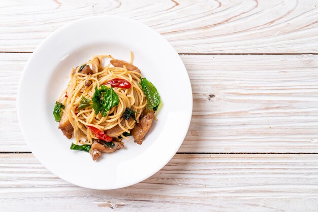 Roergebakken spaghetti met kip en basilicum