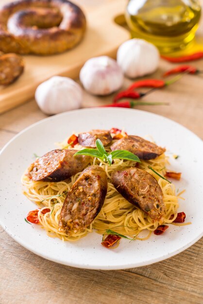 Roergebakken spaghetti met Sai Aua (Notrhern Thai Spicy Sausage)