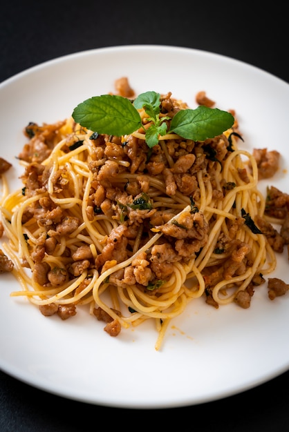 roergebakken spaghetti met varkensgehakt en basilicum