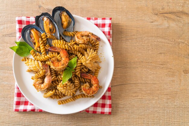 Roergebakken spiraalpasta met zeevruchten en basilicumsaus - fusion food style