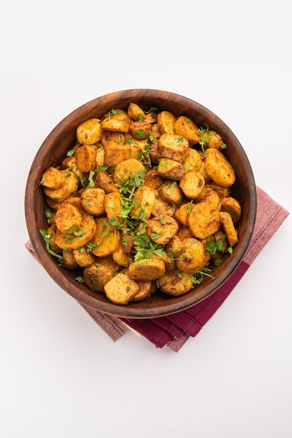 Roergebakken tarowortels Arbi ki sabji ghuiya masala curry Sabzi of arvi dum Masala Gegarneerd met koriander