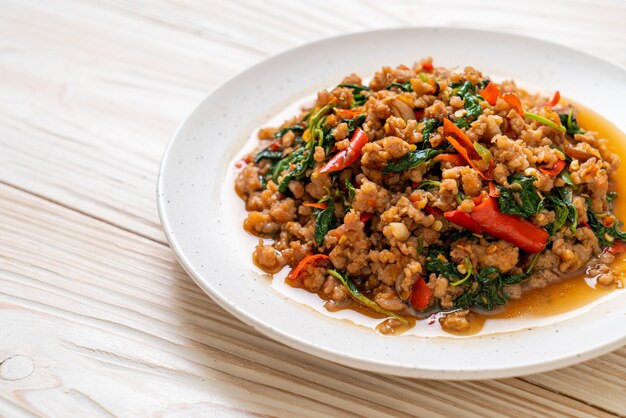 Roergebakken Thaise basilicum met gehakt varkensvlees en chili, Thaise lokale gerechten