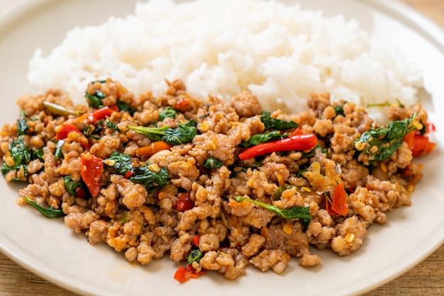 Roergebakken Thaise basilicum met gehakt varkensvlees op rijst