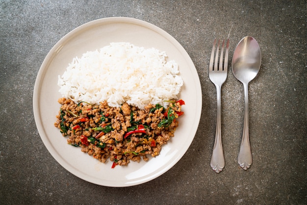 Roergebakken Thaise basilicum met gehakt varkensvlees op rijst