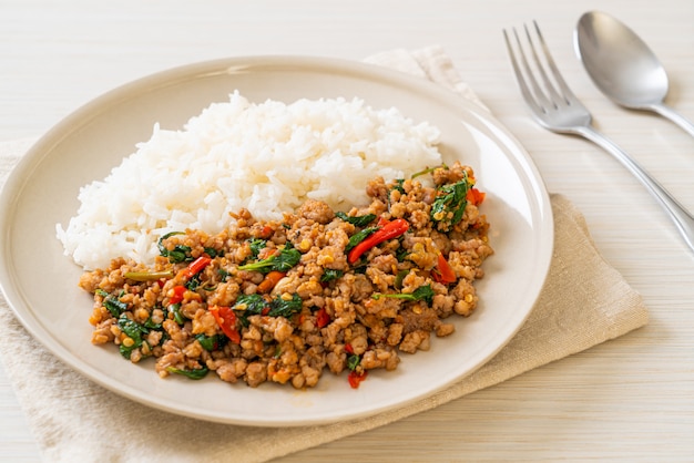 Roergebakken Thaise basilicum met gehakt varkensvlees op rijst