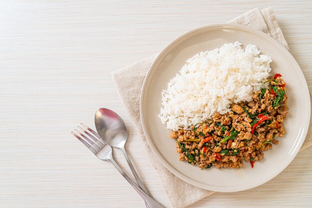 Roergebakken Thaise basilicum met varkensgehakt en chili op rijst - Thaise lokale gerechten