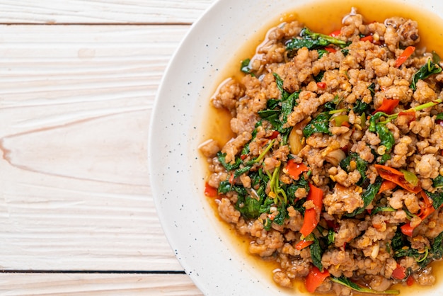 Roergebakken Thaise basilicum met varkensgehakt