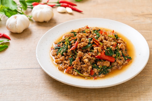 Roergebakken thaise basilicum met varkensgehakt