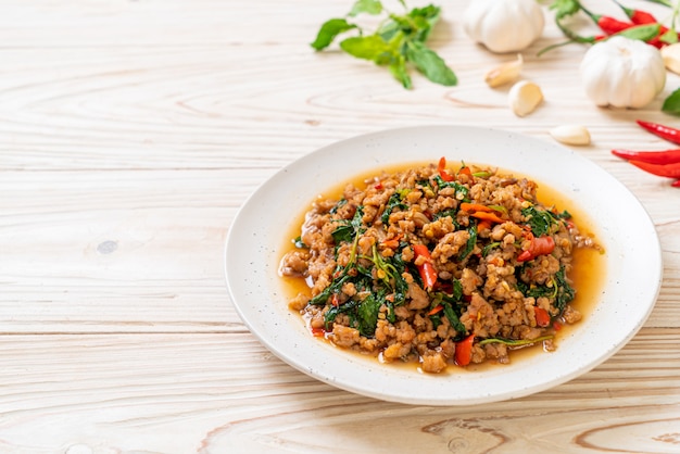 Roergebakken Thaise basilicum met varkensgehakt