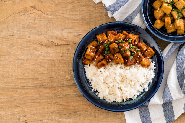 roergebakken tofu met pittige saus op rijst