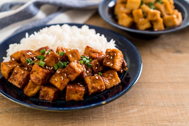 roergebakken tofu met pittige saus op rijst