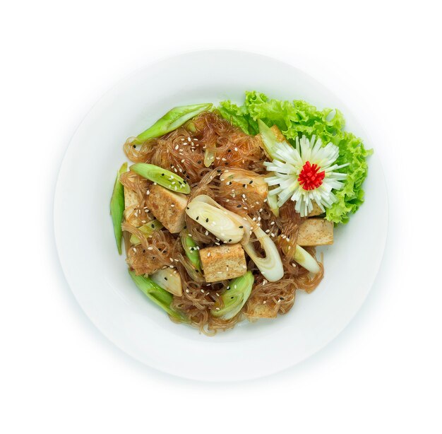 Roergebakken tofu met vermicelli-noedels en prei Koreaans eten
