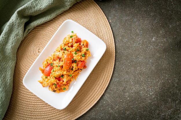 Roergebakken tomaten met ei of Roerei met tomaten