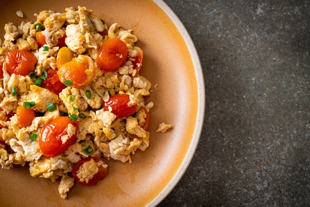 Roergebakken tomaten met ei op bord