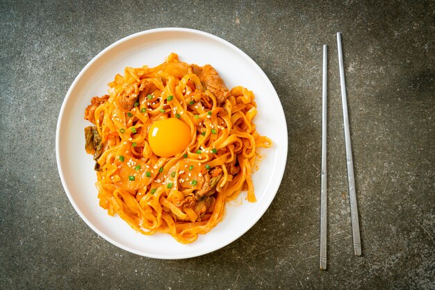 roergebakken udon noedels met kimchi en varkensvlees - Koreaans eten food