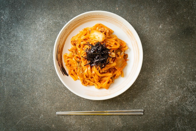 roergebakken udon noedels met kimchi en varkensvlees - Koreaanse eetstijl