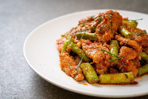 Roergebakken varkensvlees en rode currypasta met brandboon