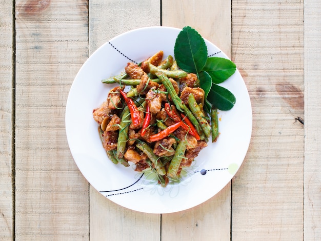 Foto roergebakken varkensvlees en rode currypasta met snijboon