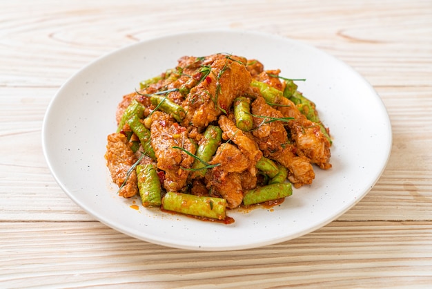 Roergebakken varkensvlees en rode currypasta met stekboon - Aziatisch eten