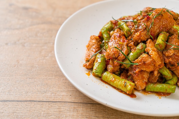 Roergebakken varkensvlees en rode currypasta met stekboon