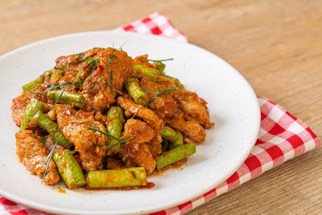 Roergebakken varkensvlees en rode currypasta met stekboon