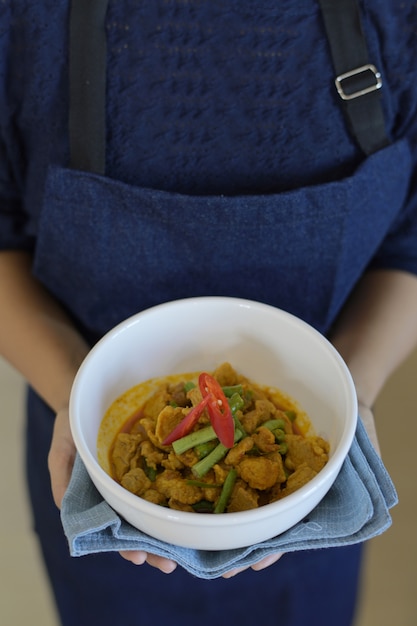 Roergebakken varkensvlees met currypasta en langwerpige bonen