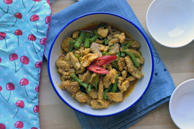 Roergebakken varkensvlees met currypasta en langwerpige bonen