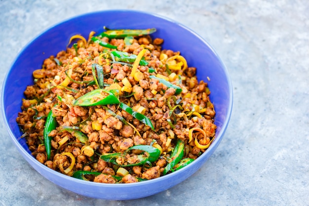 Roergebakken varkensvlees met gele currypasta