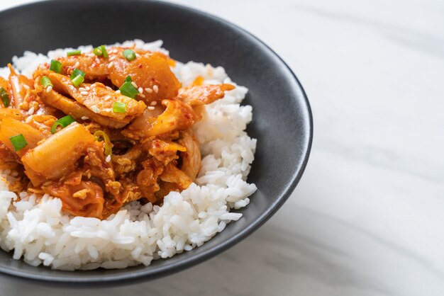 roergebakken varkensvlees met kimchi op belegde rijst