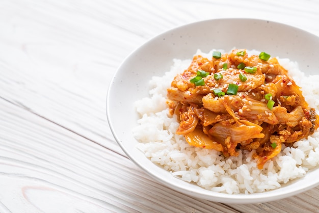 roergebakken varkensvlees met kimchi op rijst