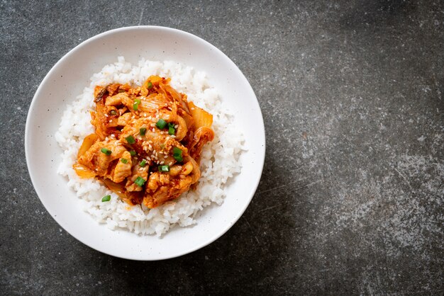 roergebakken varkensvlees met kimchi op rijst