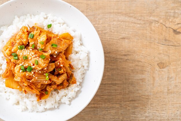 roergebakken varkensvlees met kimchi op rijst