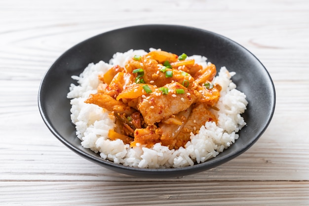 roergebakken varkensvlees met kimchi op topping rijst