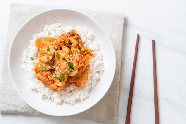 roergebakken varkensvlees met kimchi op topping rijst