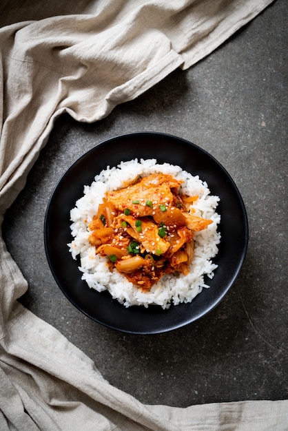 roergebakken varkensvlees met kimchi op topping rijst