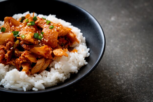 roergebakken varkensvlees met kimchi op topping rijst