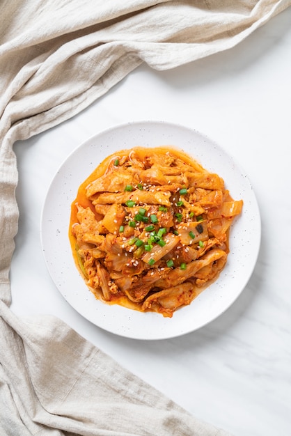 Roergebakken varkensvlees met kimchi