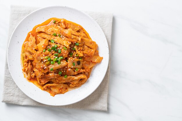 roergebakken varkensvlees met kimchi