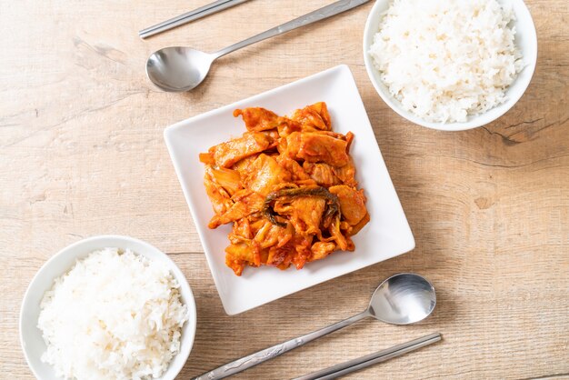 roergebakken varkensvlees met kimchi