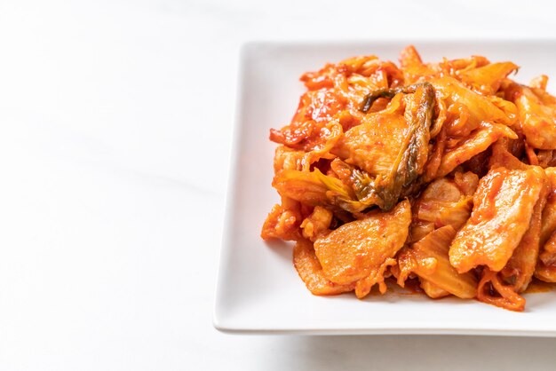 roergebakken varkensvlees met kimchi