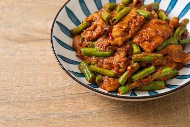 Roergebakken varkensvlees met rode currypasta