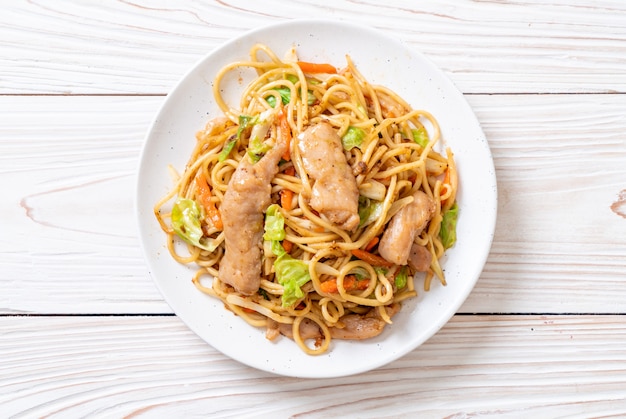 roergebakken yakisoba-noedel met varkensvlees