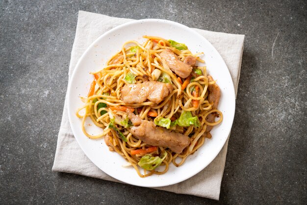 roergebakken yakisoba-noedel met varkensvlees