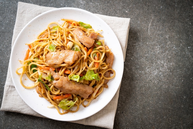 roergebakken yakisoba-noedel met varkensvlees