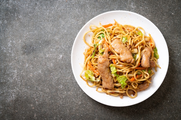 roergebakken yakisoba-noedel met varkensvlees