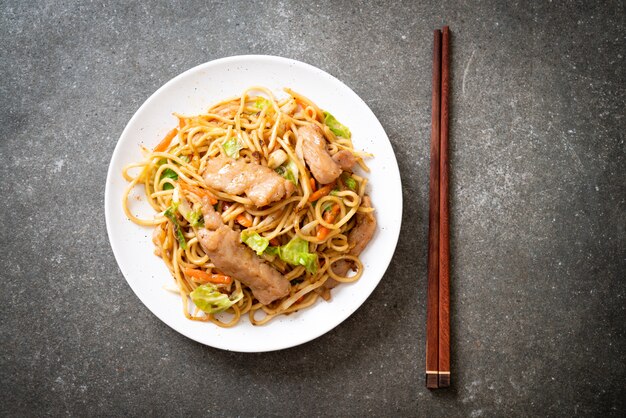 roergebakken yakisoba-noedel met varkensvlees