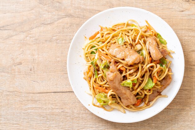 Roergebakken yakisoba-noedel met varkensvlees