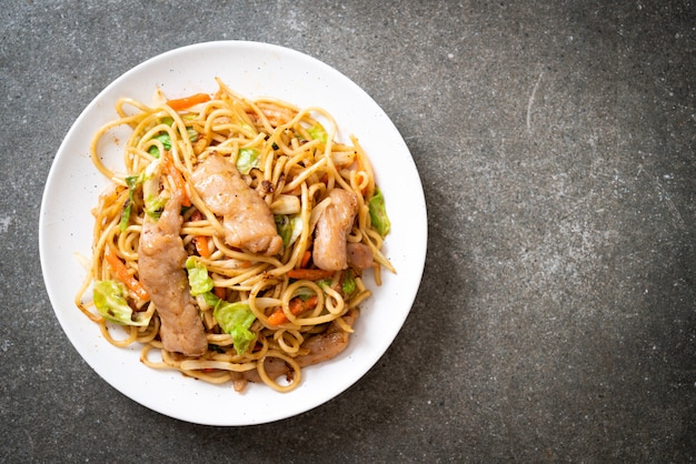 roergebakken yakisoba-noedel met varkensvlees