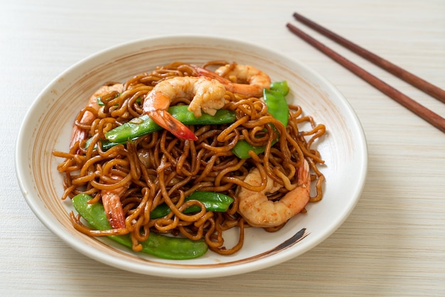 roergebakken yakisoba-noedels met doperwten en garnalen - Aziatisch eten