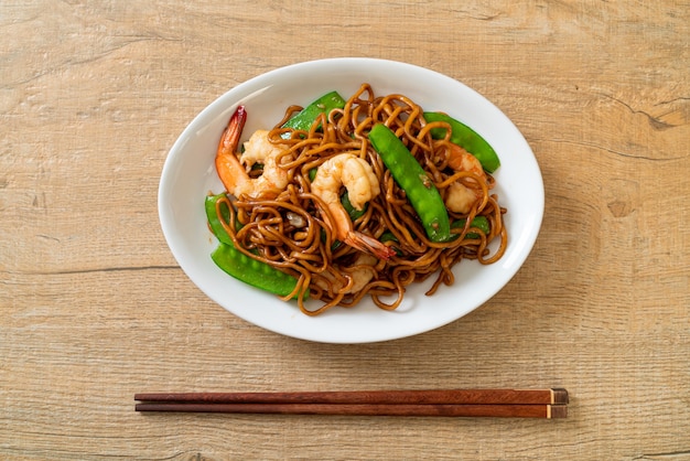 roergebakken yakisoba-noedels met doperwten en garnalen - Aziatisch eten